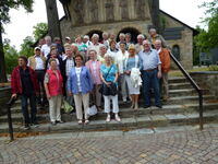 Reisegruppe vor der Domvorhalle in Goslar